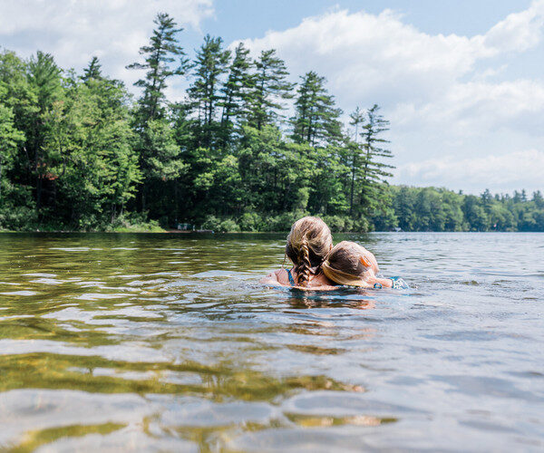 Petites filles se baignant dans un lac