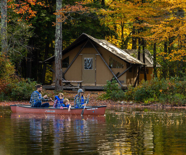 Paysage d'automne d'une famille sur le lac