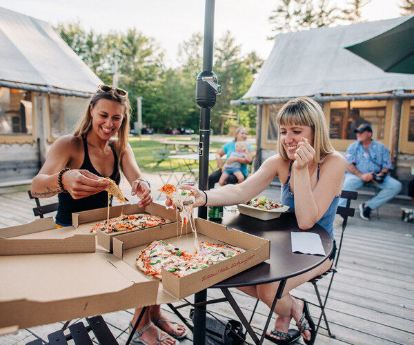 Dégustez de délicieuses pizza dans notre café-bistro sur place, à Huttopia Les Deux Lacs-Laurentides