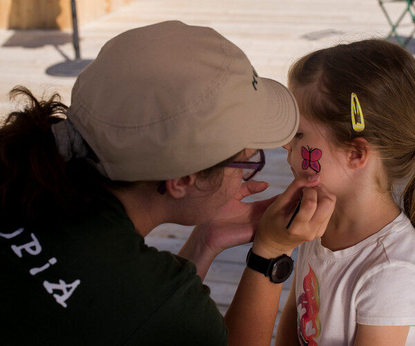 Atelier de peinture sur visage dans les campings Huttopia