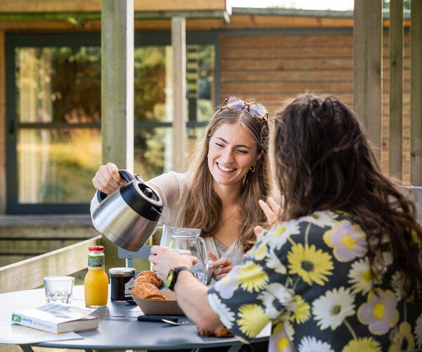 Dégustez un délicieux petit-déjeuner avant de démarrer votre journée au camping Huttopia Berkshires