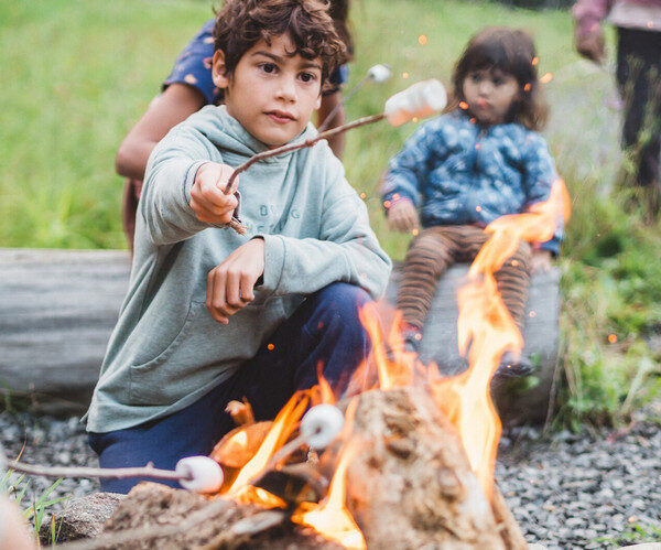 S'mores au coin du feu dans les campings Huttopia