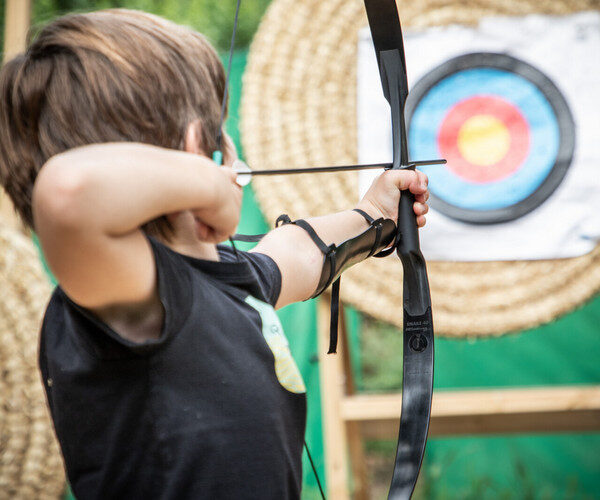 Initiation au tir à l'arc dans les campings Huttopia