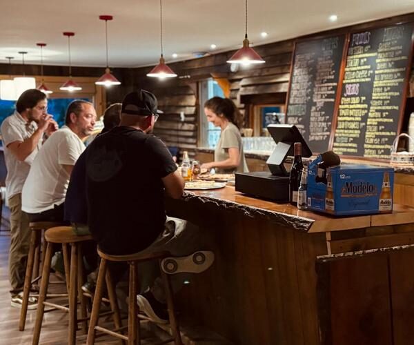 Dégustez un délicieux café ou un smoothie au bar sur place