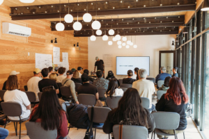 Salle de séminaire spacieuse et lumineuse idéale pour vos évènements et réunions