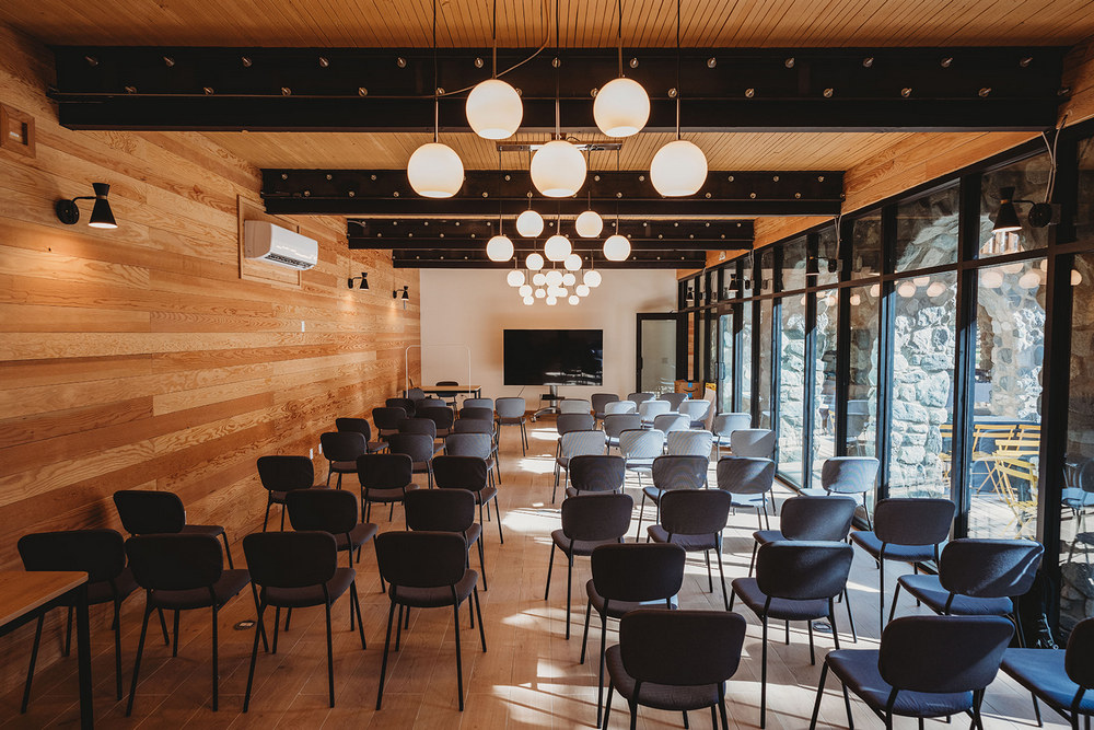 Salle de séminaire toute équipée chez Huttopia