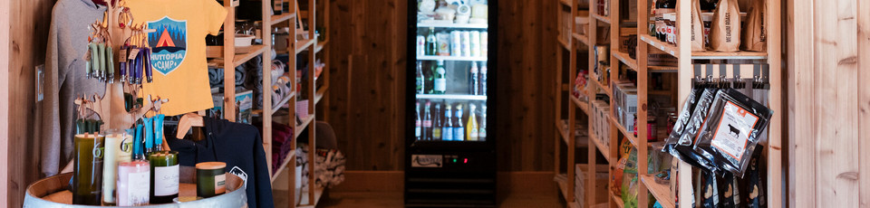 Découvrez une boutique d'essentiels sur place à Huttopia Wine Country.