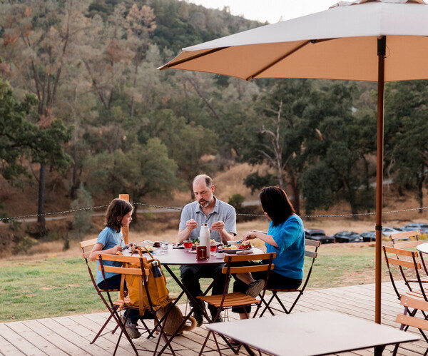 Enjoy lunch and dinner together for a delicious moment