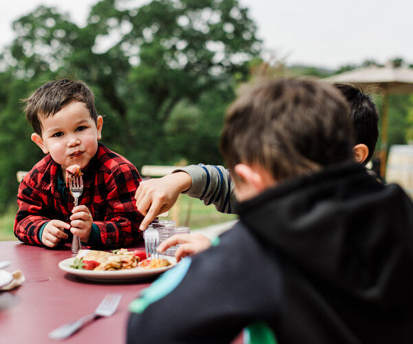 Enfant dégustant une crêpe au petit déjeuner