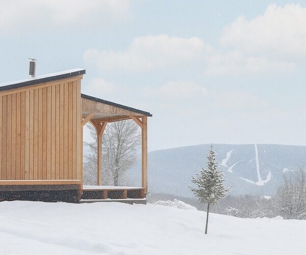 Cabine en bois avec chauffage en face des pistes