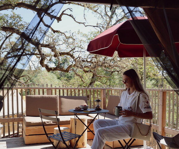 Petit déjeuner sur la terrasse privée de votre tente